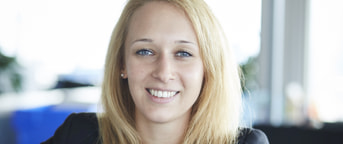 Junge Frau mit blonden Haaren Junge Frau mit blonden Haaren